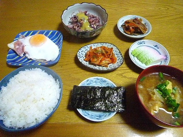 朝食 ほたるいか酢味噌あえ ベーコンエッグ キムチ 蒲鉾 味食倶楽部