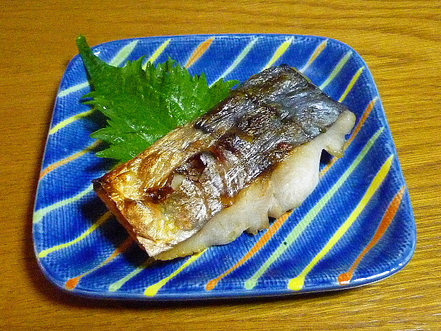 サーモンいくら丼 さわらの塩焼き 切り昆布煮物 竹輪磯部揚げ 味食倶楽部