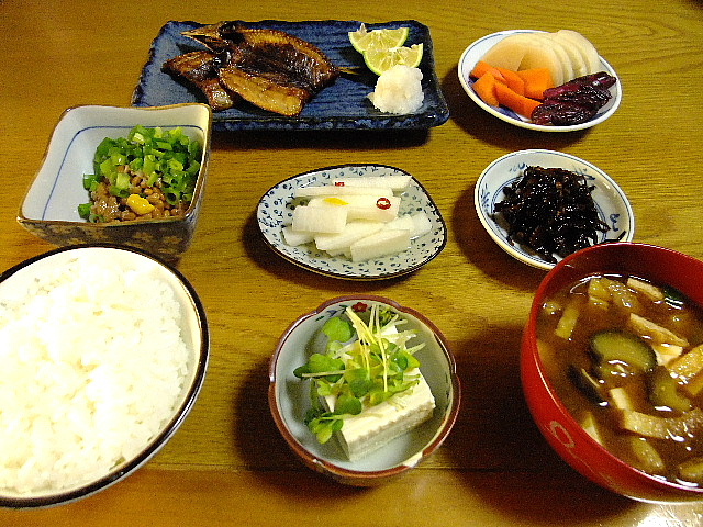 朝食 さんまの開き 納豆 冷奴 大根酢橘漬け 味食倶楽部