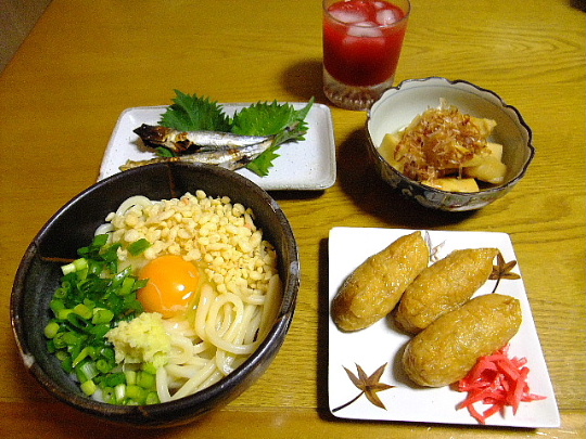 釜玉うどん いなり寿司 うるめ焼き たけのこ煮物 味食倶楽部